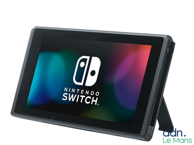 une Nintendo Switch exposée sur un fond blanc