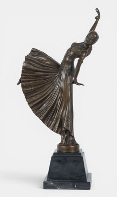 statue en bronze représentant une femme tenant un éventail, posée sur un socle en marbre
