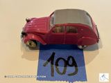 une petite voiture posée sur une feuille de papier