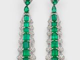 une paire de boucles d'oreilles en émeraude et diamant