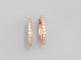 une paire de boucles d'oreilles en diamant