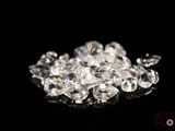 un tas de diamants posé sur une surface noire