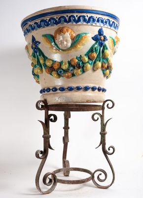 un vase posé sur un socle, sur fond blanc