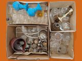 deux cartons de bouteilles en plastique vides et une figurine d'oiseau bleu
