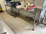 une table en métal sur laquelle se trouve un sac de provisions