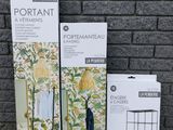 quelques cartons posés sur un sol en briques, à côté d'un mur de briques