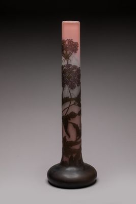 vase en verre violet orné d'un motif noir et blanc
