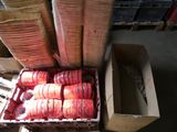 une caisse de carottes posée à côté d'une boîte de carottes