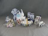 un ensemble de figurines en porcelaine posées sur une table