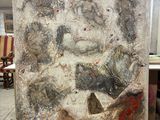 une image représentant un tableau sur lequel figure une femme avec un chat