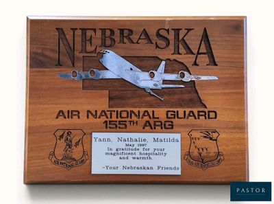 plaque en bois sur laquelle figure l'image d'un avion de la Garde nationale aérienne