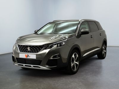 vue de face d'un SUV de couleur sombre garé dans une pièce