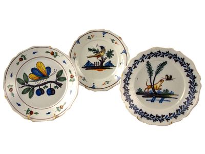 trois assiettes ornées d'oiseaux et de fleurs sur un fond blanc