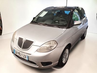 une voiture argentée garée dans un showroom