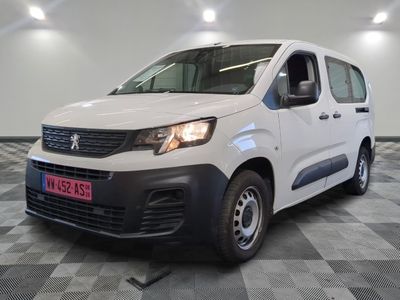 la camionnette blanche est garée dans une grande pièce au sol en damier