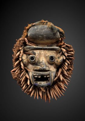 Masque de danse à visage humain présentant une bouche entrou…