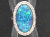 une bague en oplite et diamant sur un fond noir