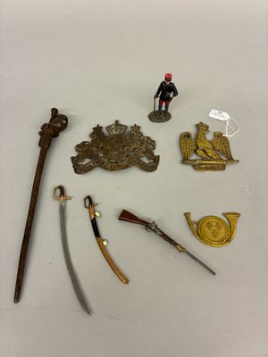 un grand nombre d'objets posés sur une table