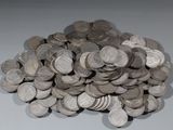 une pile de pièces d'argent sur une table