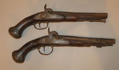 2 pistolets en bois avec incrustation de feuillages en étain…