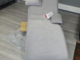 un canapé et un fauteuil dans un salon