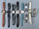 un grand nombre de montres posées sur une table