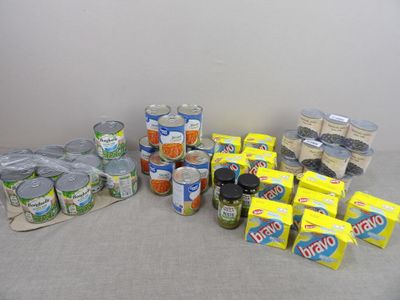 de nombreuses boîtes de conserve alignées sur une table