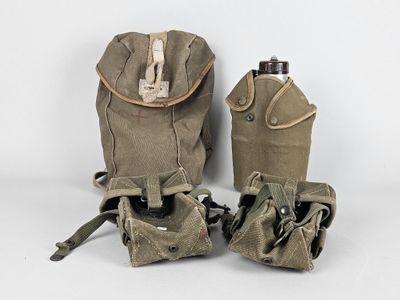 Deux sacs-gourdes et une gourde sont posés sur une table