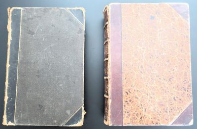 deux vieux livres posés sur une table l'un à côté de l'autre