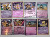 plusieurs cartes Pokémon accrochées au mur d'une pièce