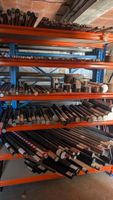 Dans un garage en face : deux minis-racks porteurs bleus et … (photo 3)