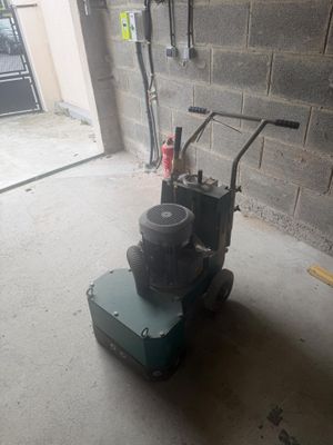 une machine posée sur le sol dans un garage