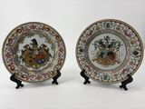 deux assiettes ornées d'un blason et un blason sur l'assiette