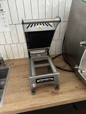 un grille-pain et un autre grille-pain posés sur un plan de travail dans une cuisine