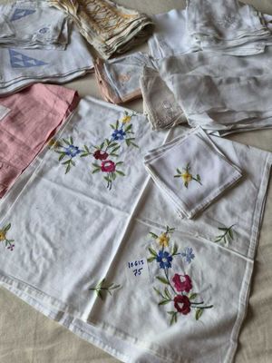 de nombreux morceaux de tissu qui sont posés sur un lit