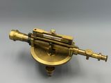 une machine plaquée laiton munie d'un levier