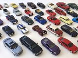 un grand nombre de voitures-jouets qui se trouvent sur la table