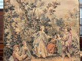 une image d'une tapisserie accrochée au mur d'une pièce
