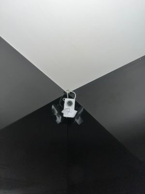 une caméra posée dans un coin d'une pièce