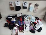 de nombreuses paires de chaussettes et de sous-vêtements posées sur le comptoir