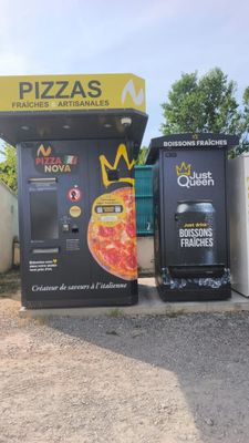 deux distributeurs automatiques situés l'un à côté de l'autre au bord de la route