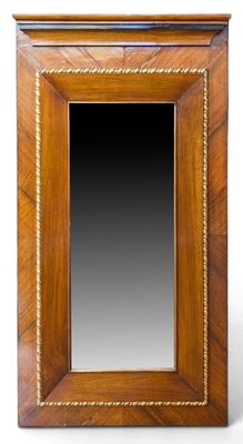 un vieux cadre en bois contenant un miroir, sur fond blanc
