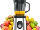 un mixeur posé à côté d'un tas de fruits