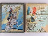Deux livres sont posés sur une surface blanche ; l'un d'eux comporte l'image d'une femme à cheval.
