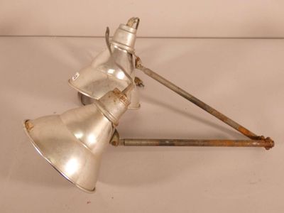 une lampe argentée posée sur une table