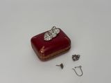 une petite boîte rouge surmontée d'une bague