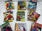 une pile de bandes dessinées posée sur une table blanche