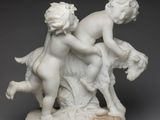 une image représentant une statue d'un garçon et d'une fille à cheval