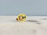 bague plaquée or jaune représentant un homme et une femme dans un bateau