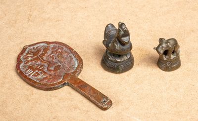 VIETNAM. Petit face à main en bronze et deux poids à opium.